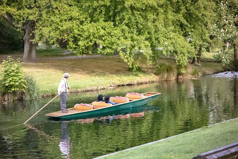 How to Plan a Cambridge Punting Tour With Your Family